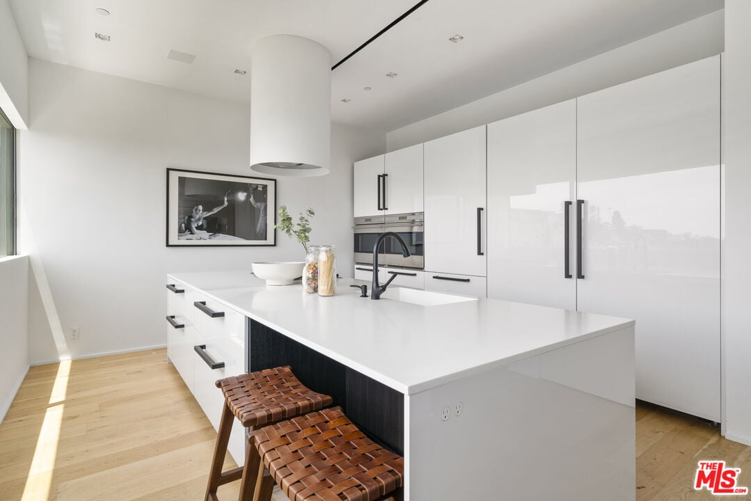 Nova Estate, Sunset Plaza Dr, 90069