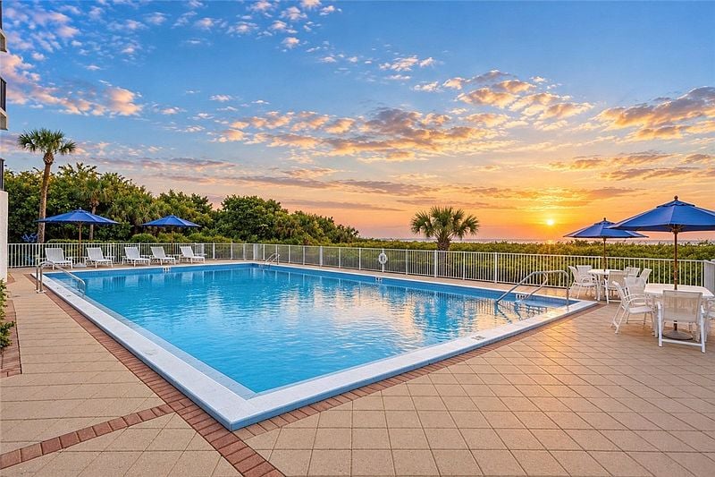 1700 Ocean Dr APT 202V