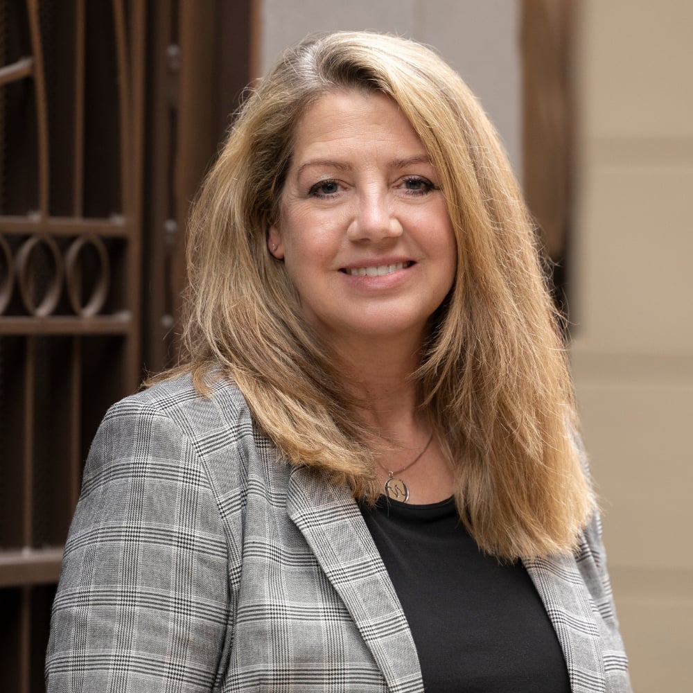 Heidi Pace Davalos Bellevue, WA Real Estate Agent Headshot