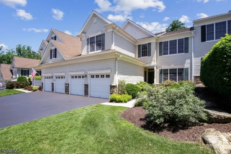 46 Mackenzie Ln N
