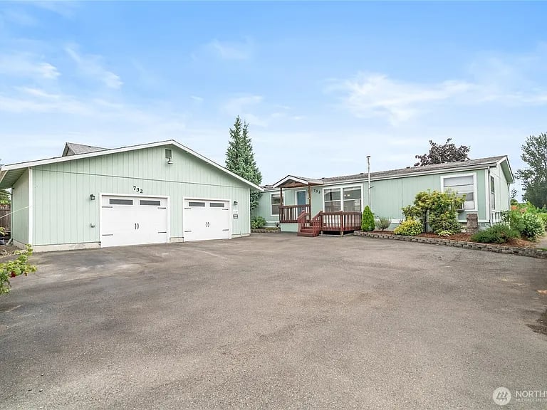 732 Algona Blvd N 