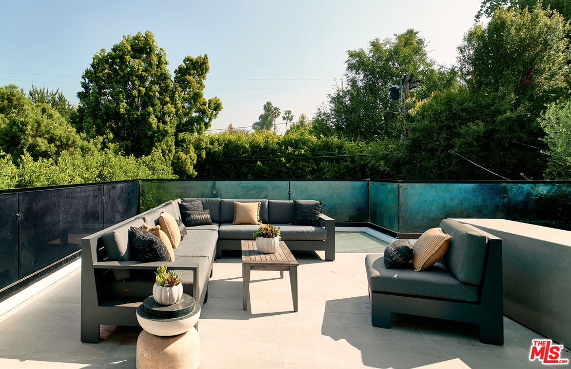 N Bowling Green Way, 90049