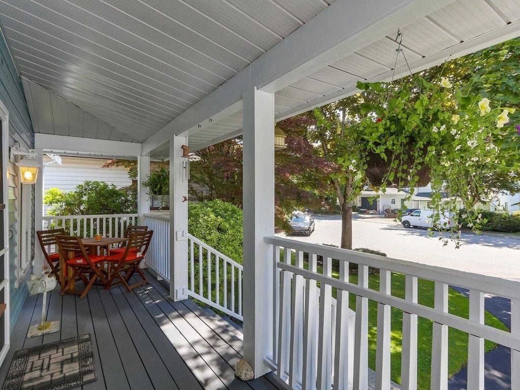 807 Porteau Pl