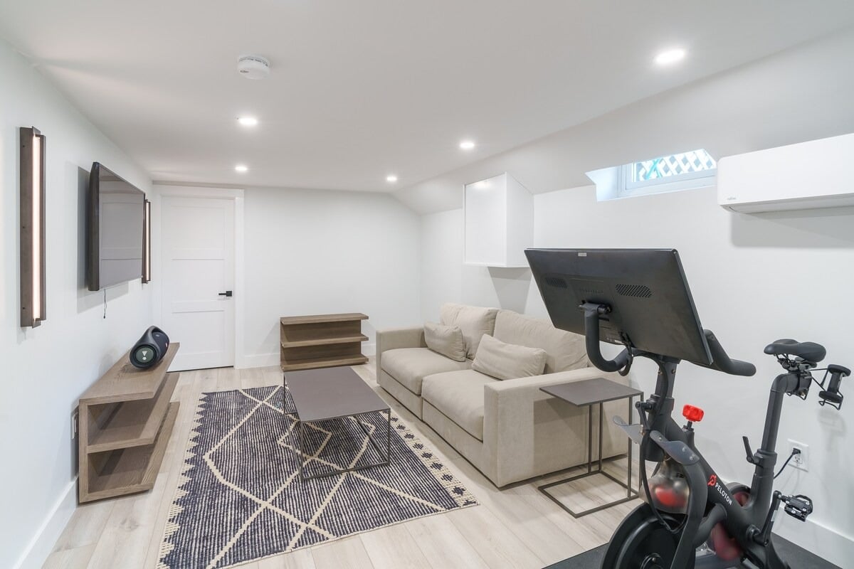 Edgartown Designer Retreat With Pool & Hot Tub