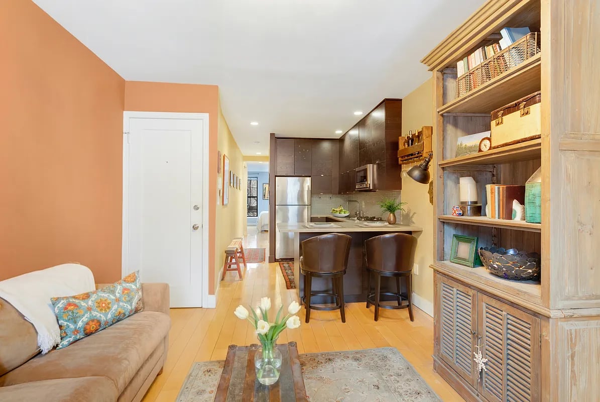 535 Clinton Street Unit: 2B