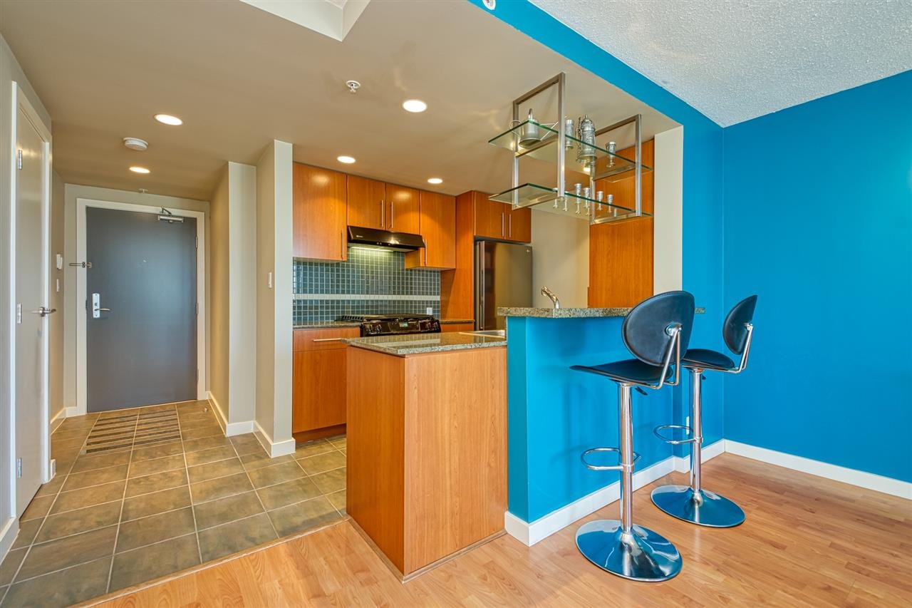2207-583 Beach Cres