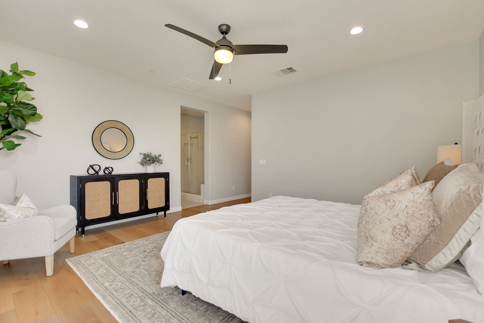 885 E Manresa