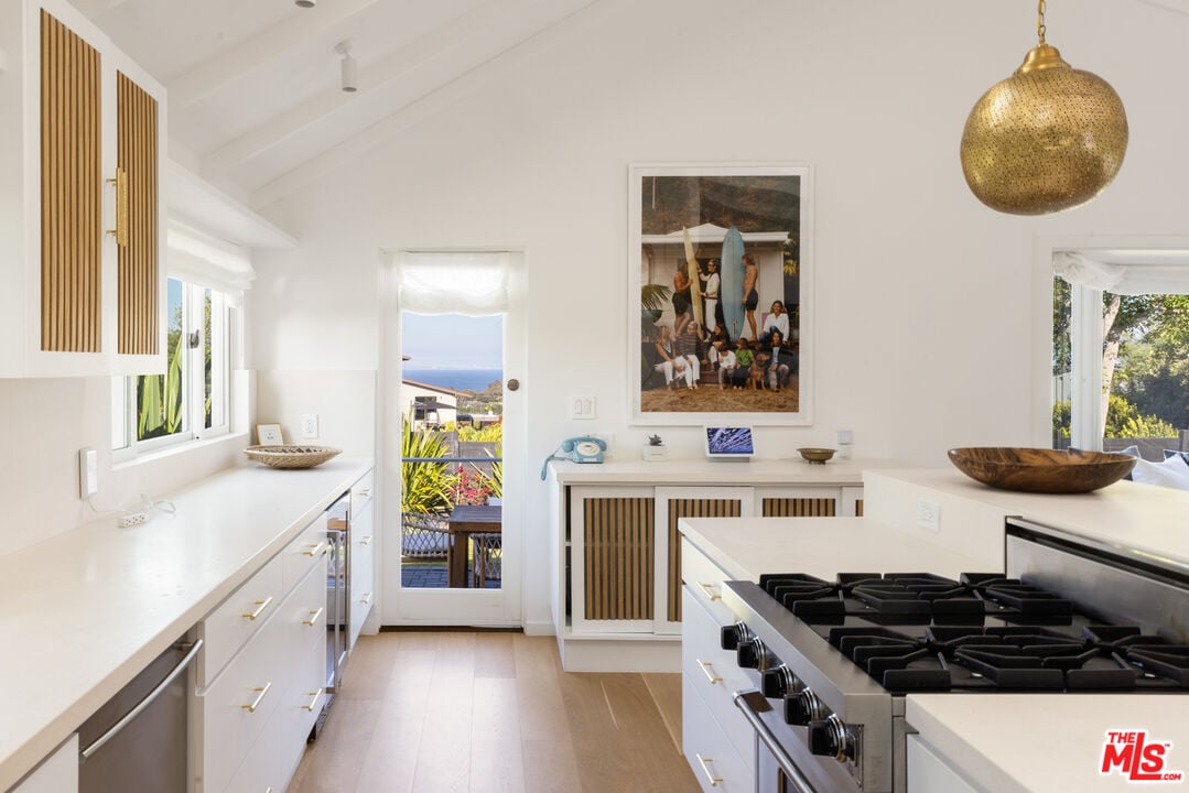 Echelon Pavilion, Grayfox St, 90265