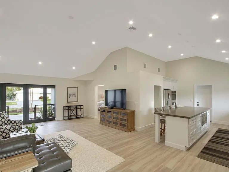 7611 Pine Tree Ln