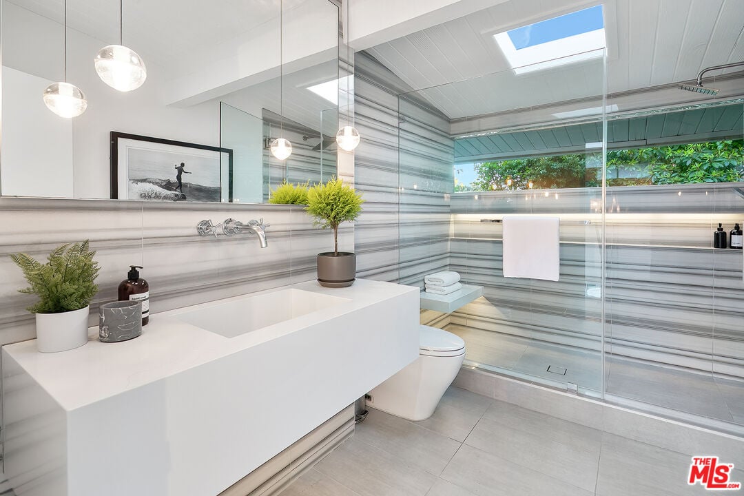 Halo Manor, Braeridge Dr, 90210