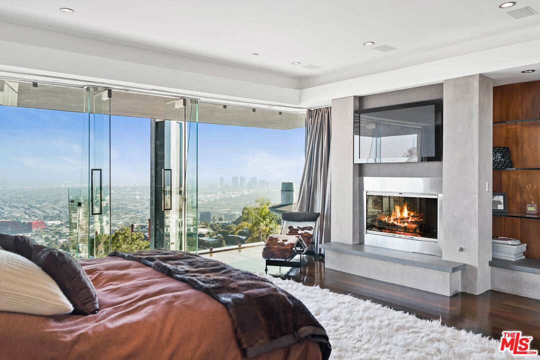 Luminor Crest, Viewmont Dr, 90069