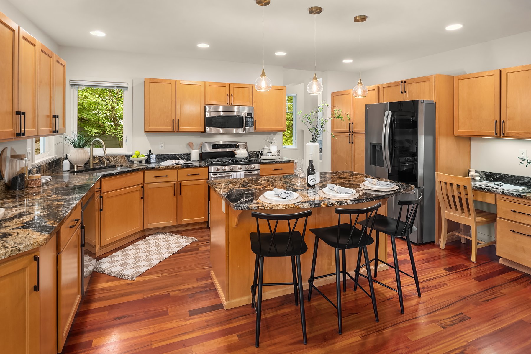 Quiet Elegance in Kirkland: Ideal Location & Natural Beauty