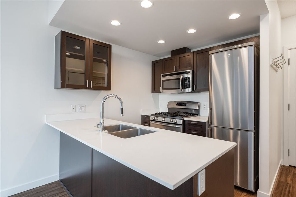 4888 Nanaimo St, #203