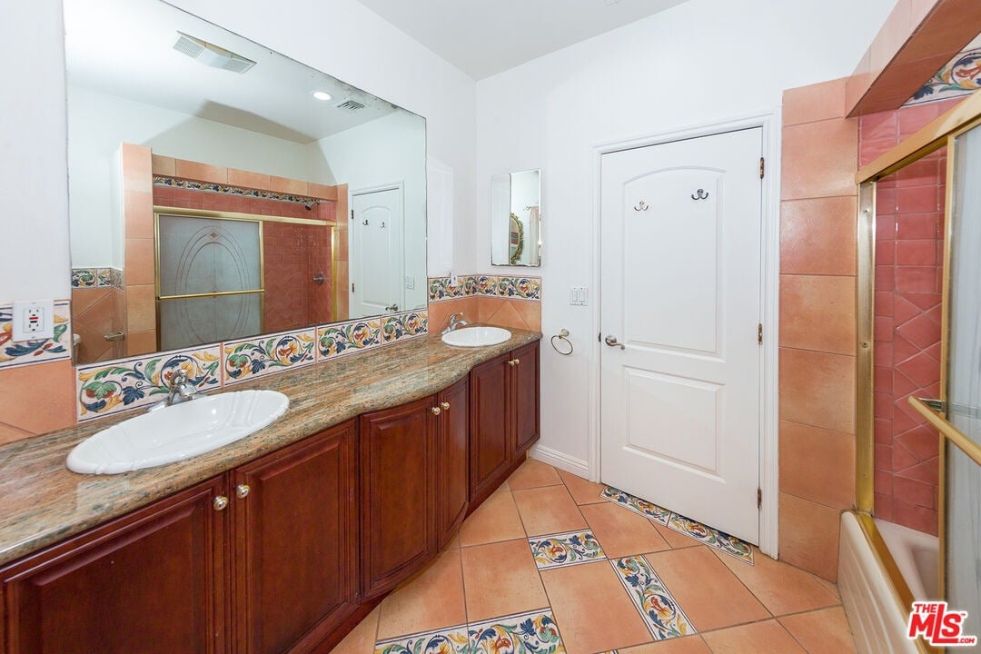 1105 S La Peer Dr