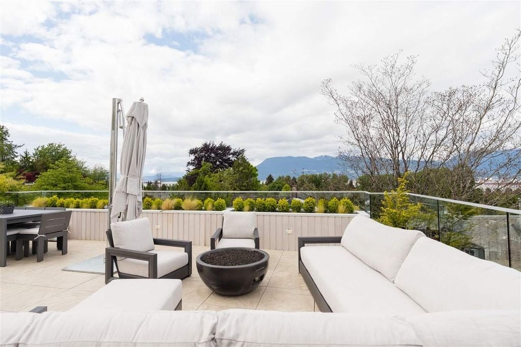 4385 Locarno Cres