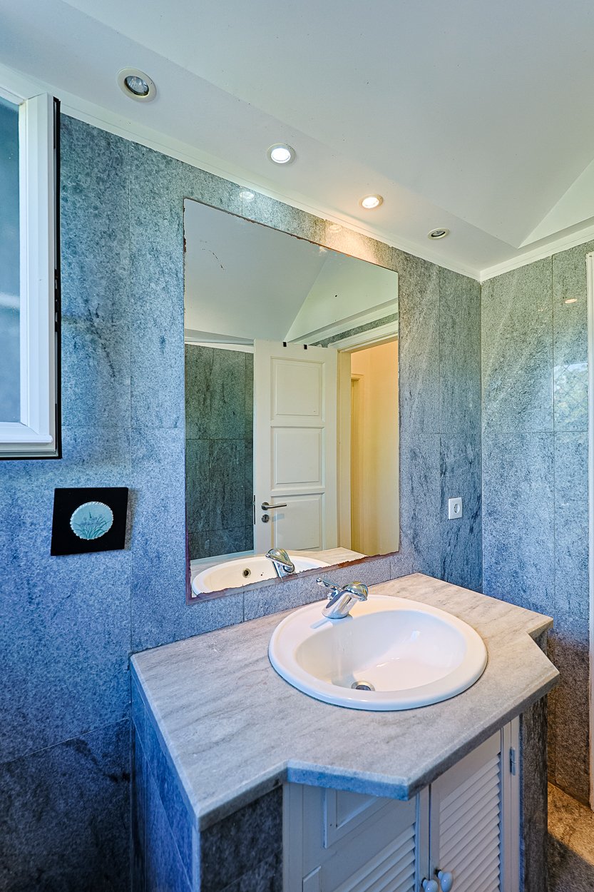 Spacious 5-Bedroom Villa with Expansive Garden Near Sintra in Colares