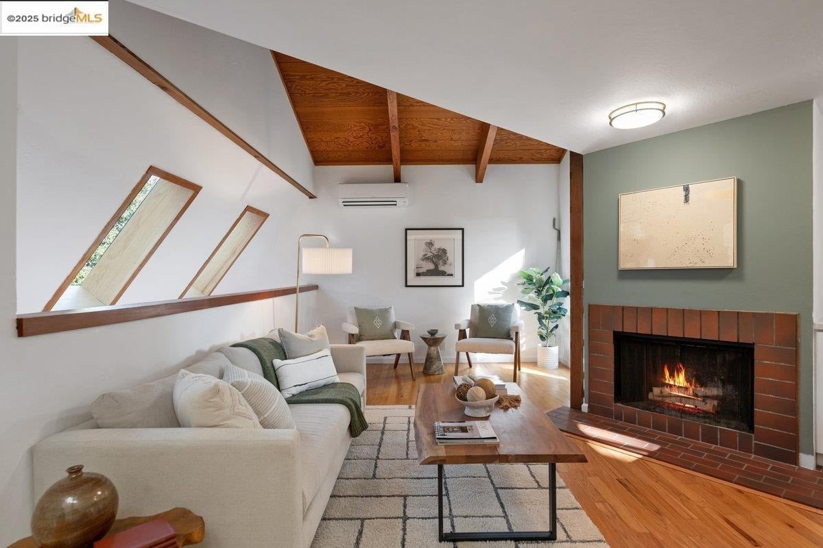 2112 Manzanita Dr