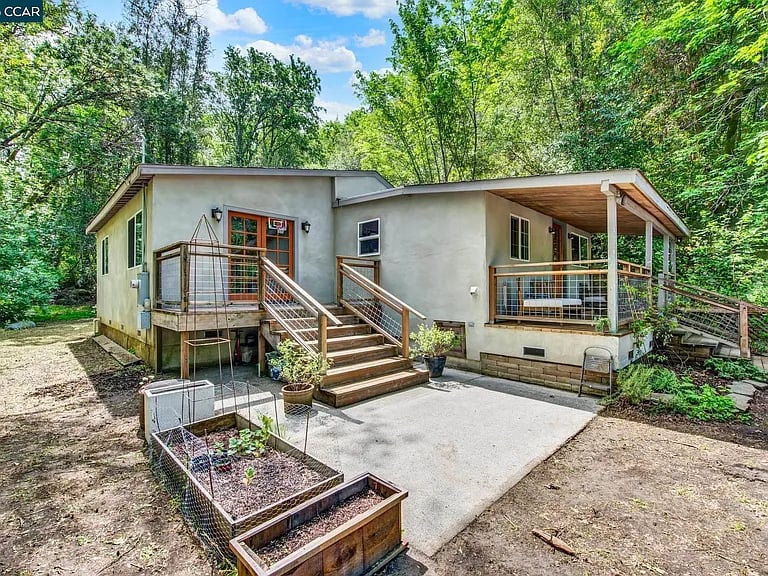 4009A Redwood Rd