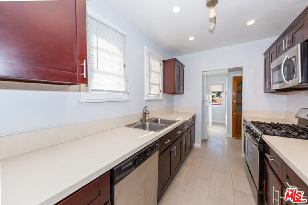 1131 S La Peer Dr