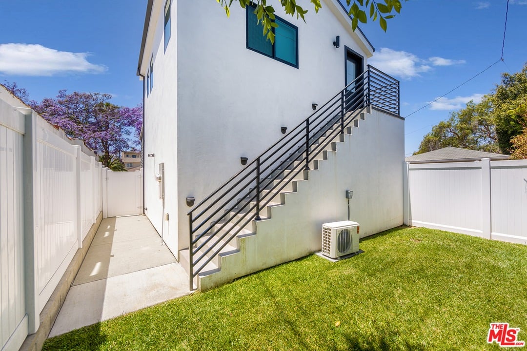 2546 Wellesley Ave