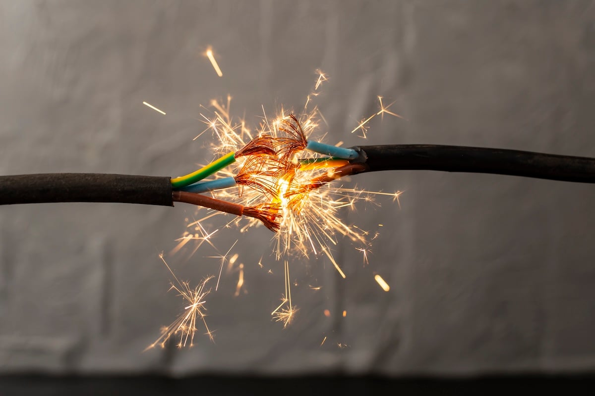 licensed electrician working in san rafael home