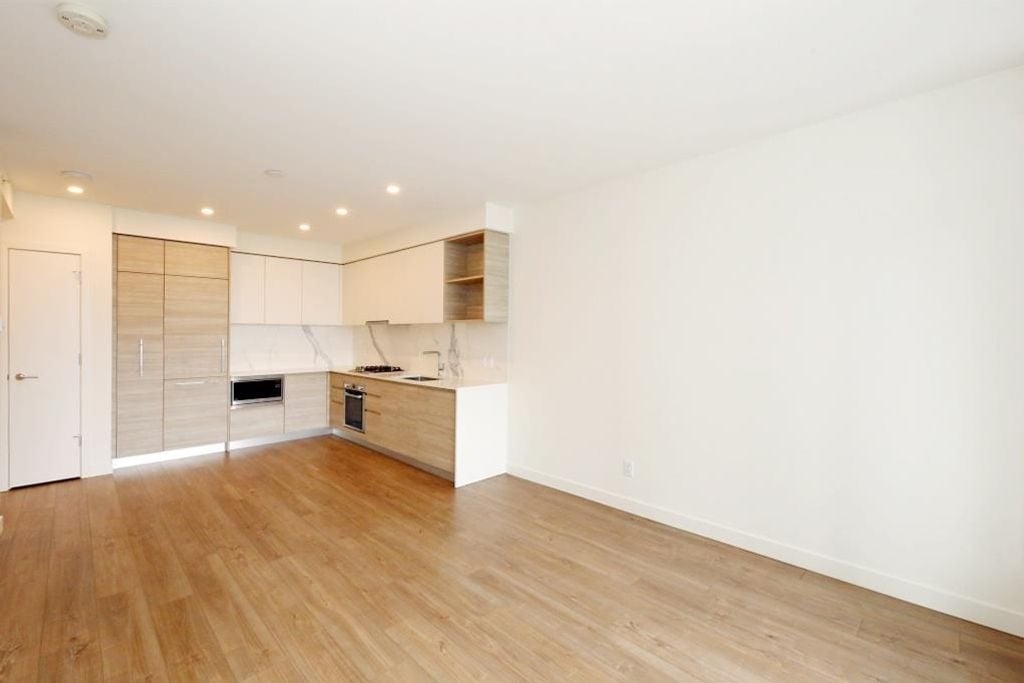 595 Austin Ave, #305