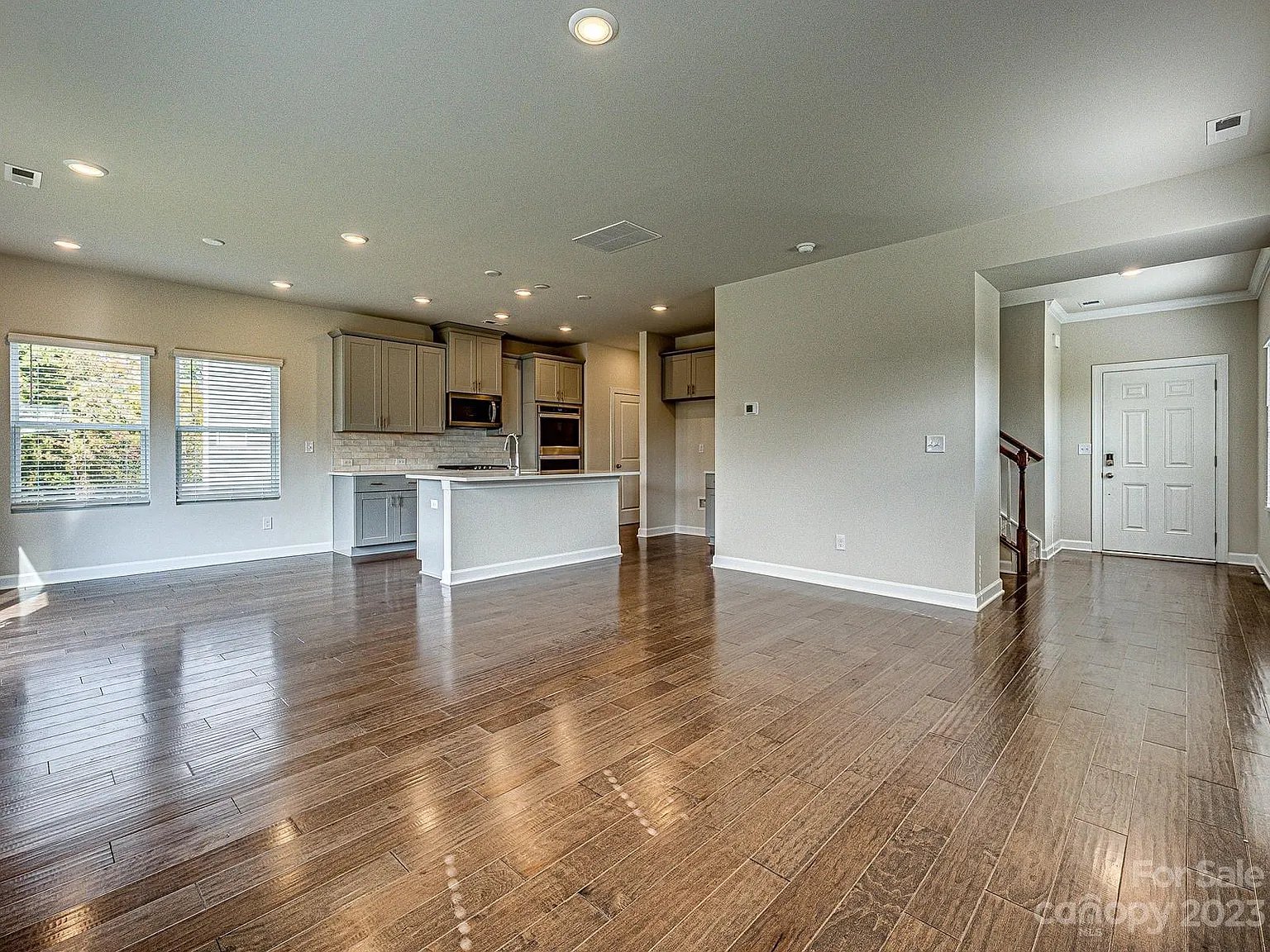 664 Citriadora St
