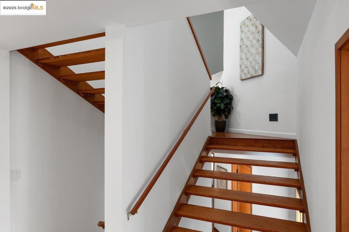 2112 Manzanita Dr