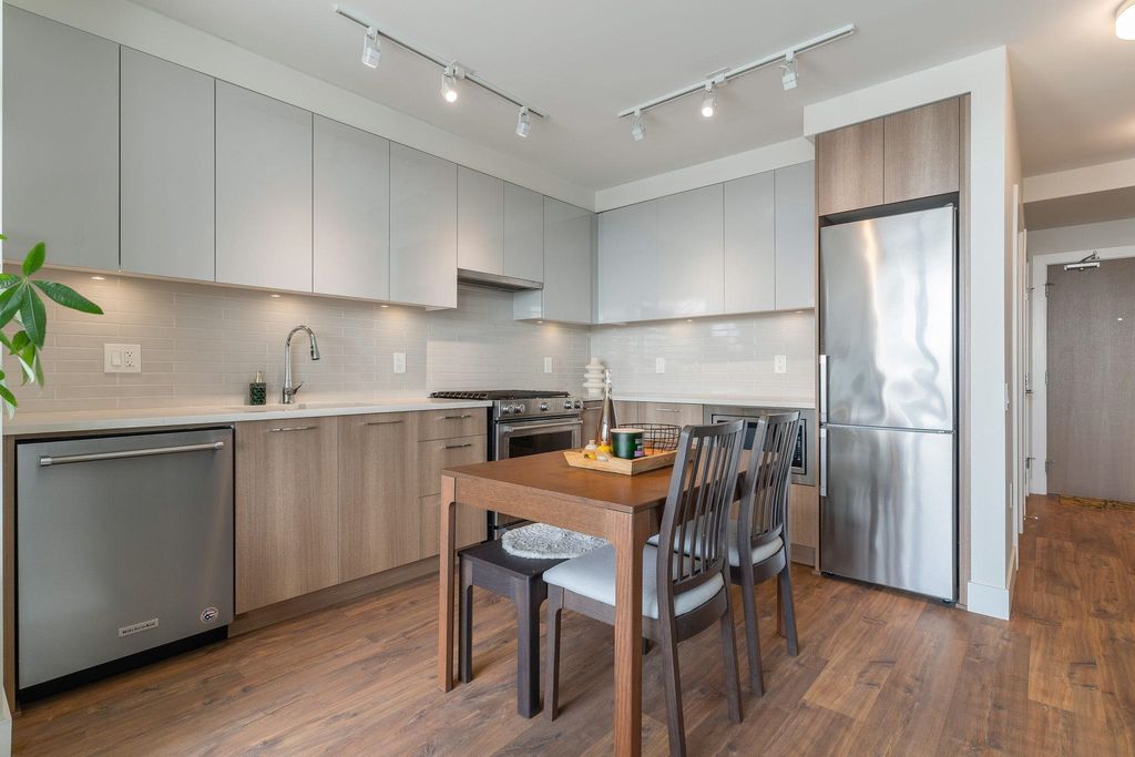 258 Nelson's Crt, #412