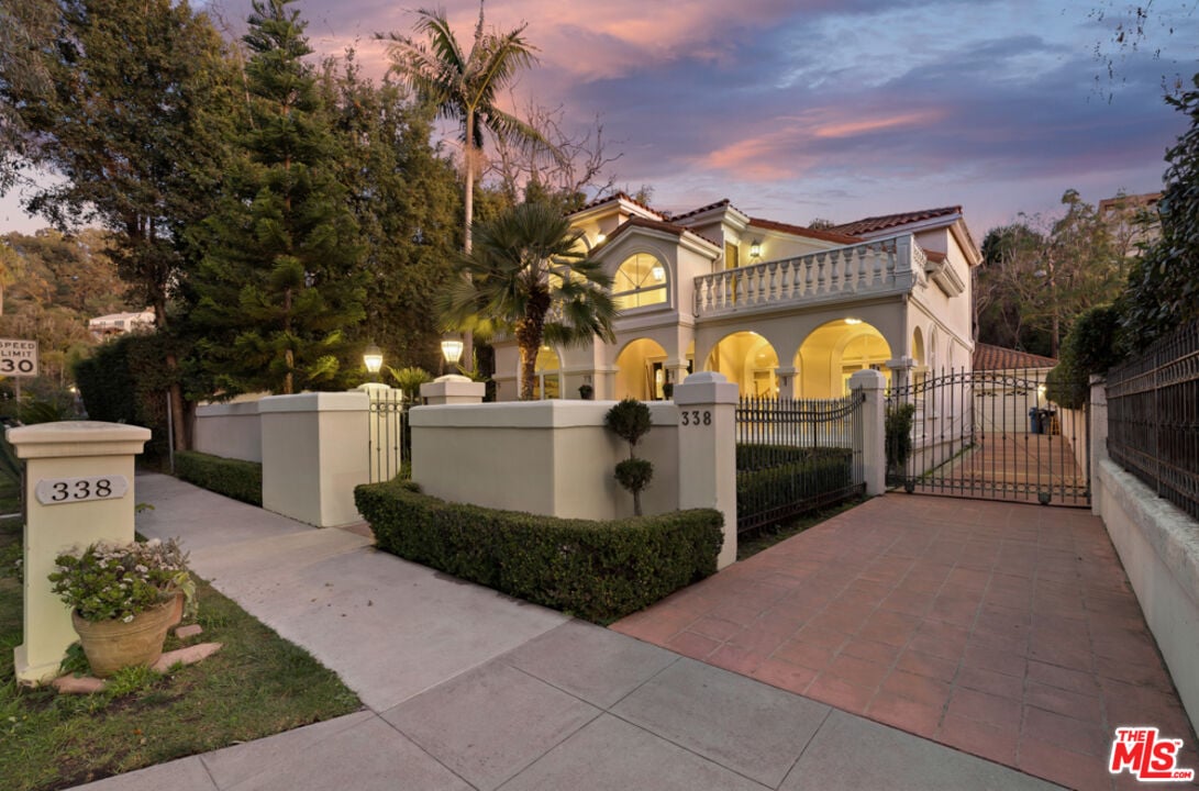 338 Entrada Dr