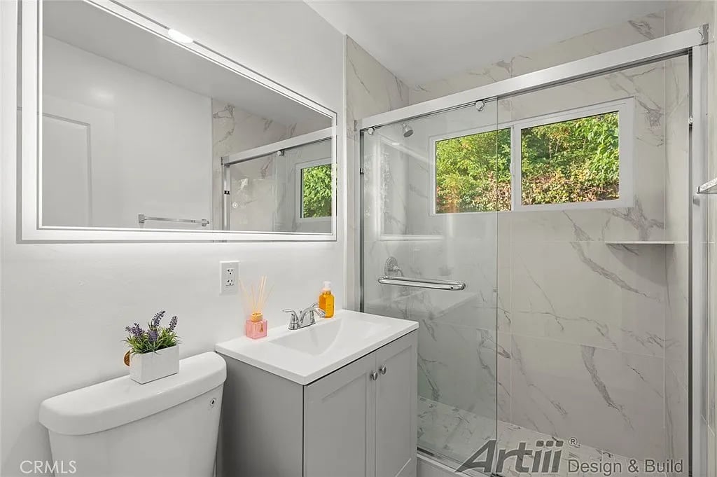 656 W 52nd St
