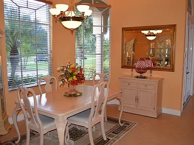 572 SW Squire Johns Ln