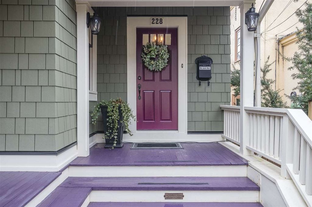 228 Gifford Pl