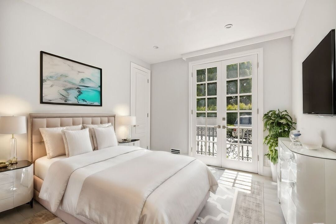 Northstar Manor, N Alta Dr, 90210