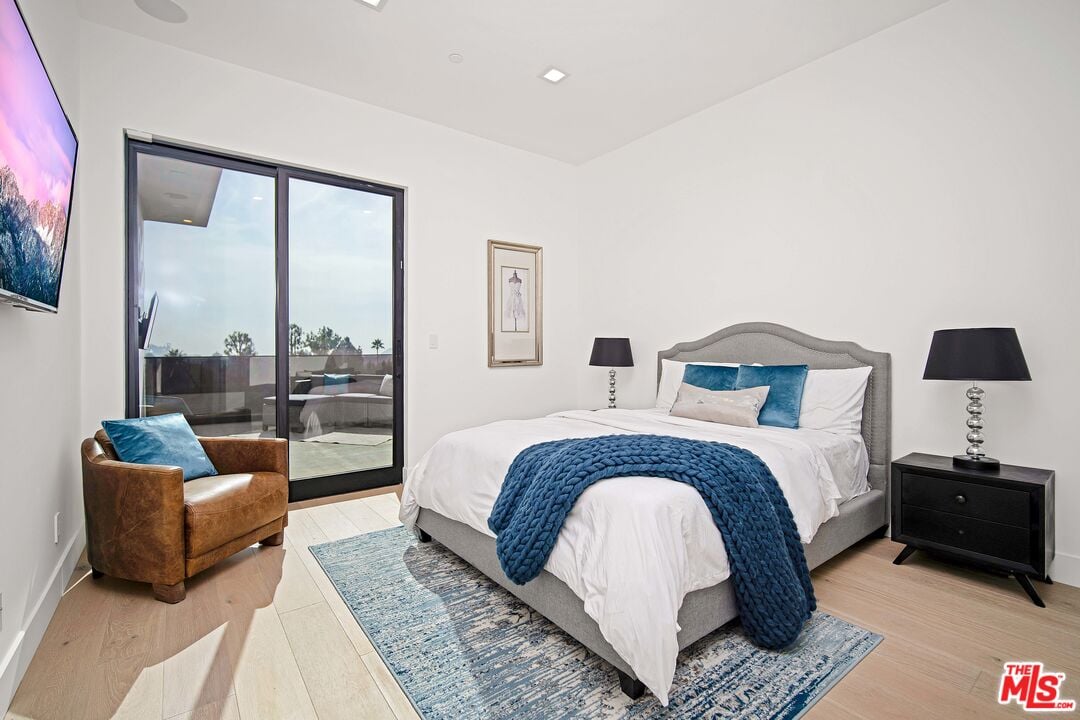 Canyon Lake Dr, 90068