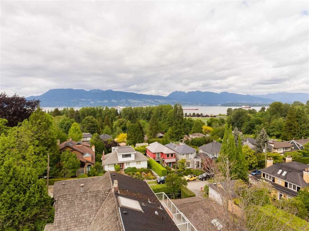 4385 Locarno Cres