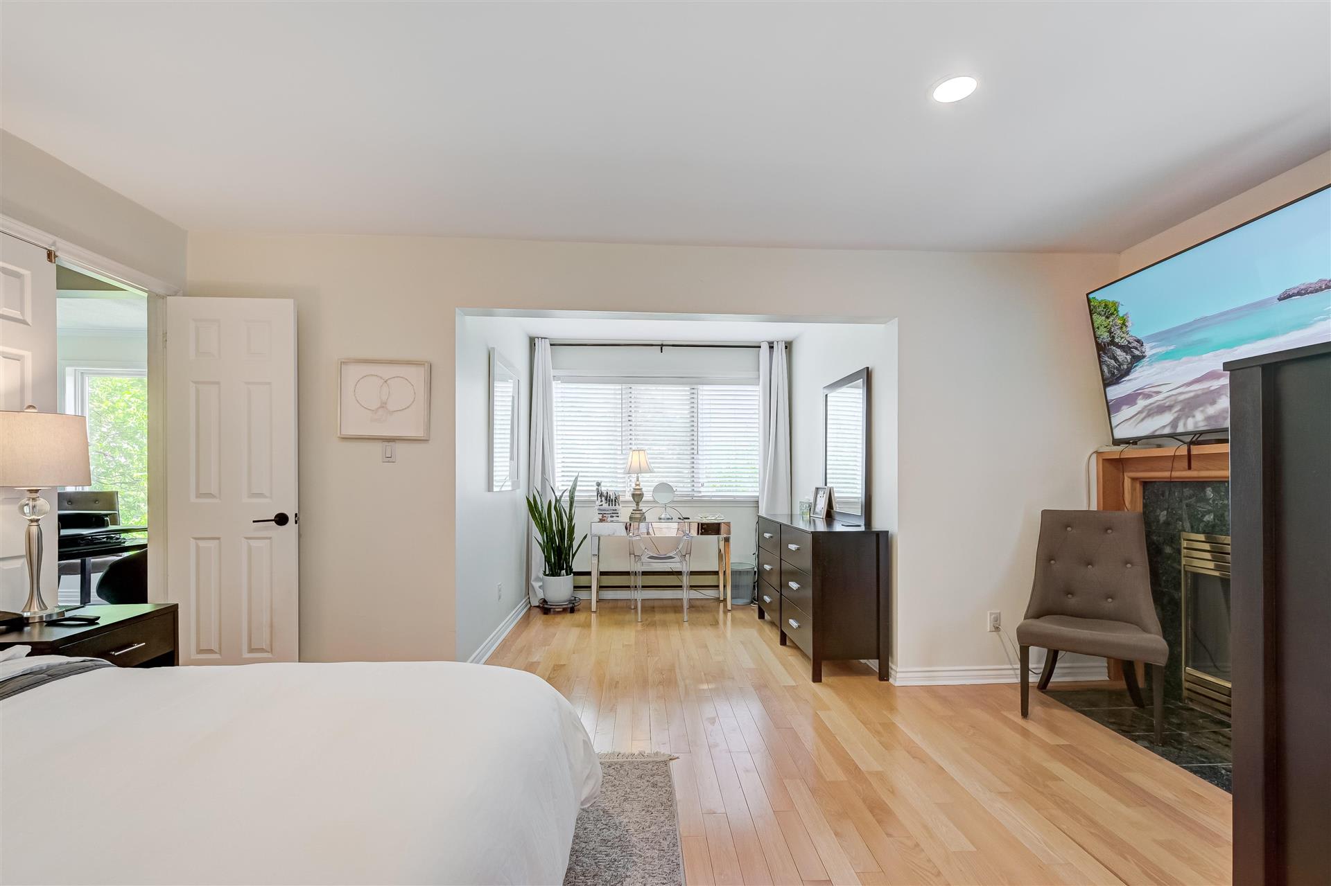 26 Bethune Blvd