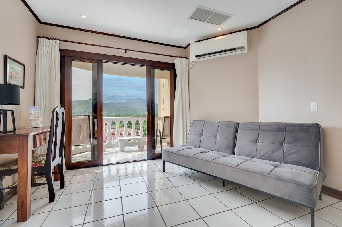 Flamingo Marina Real 11 – Move-in Ready Condo Steps from Flamingo Beach   