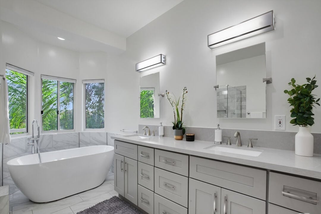 Solaris Manor, N Knoll Dr, 90068