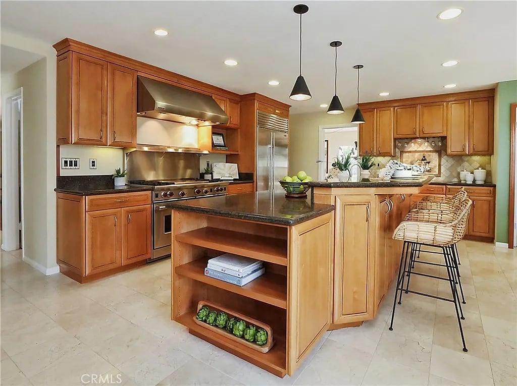 4 Bridlewood Cir