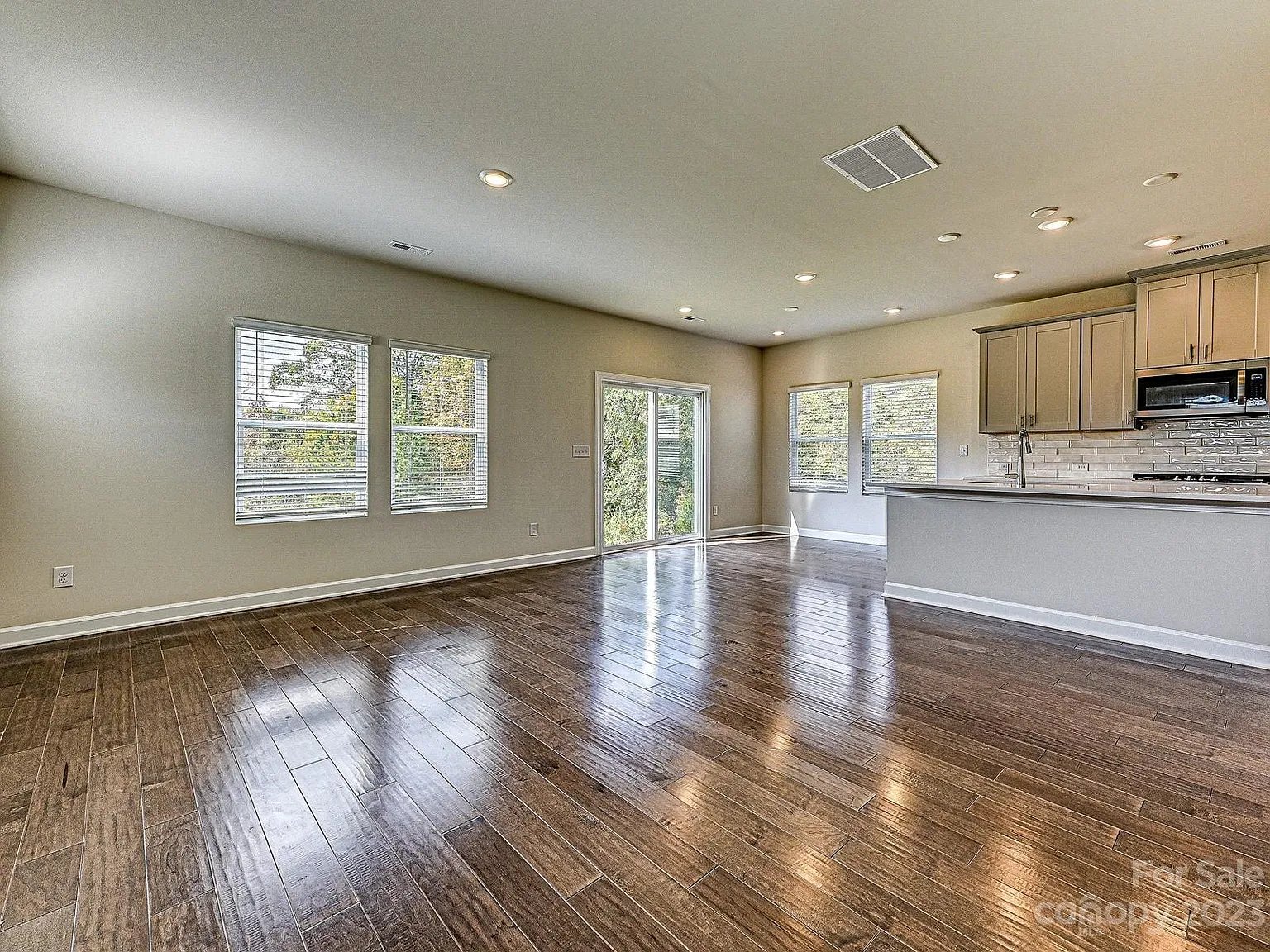 664 Citriadora St