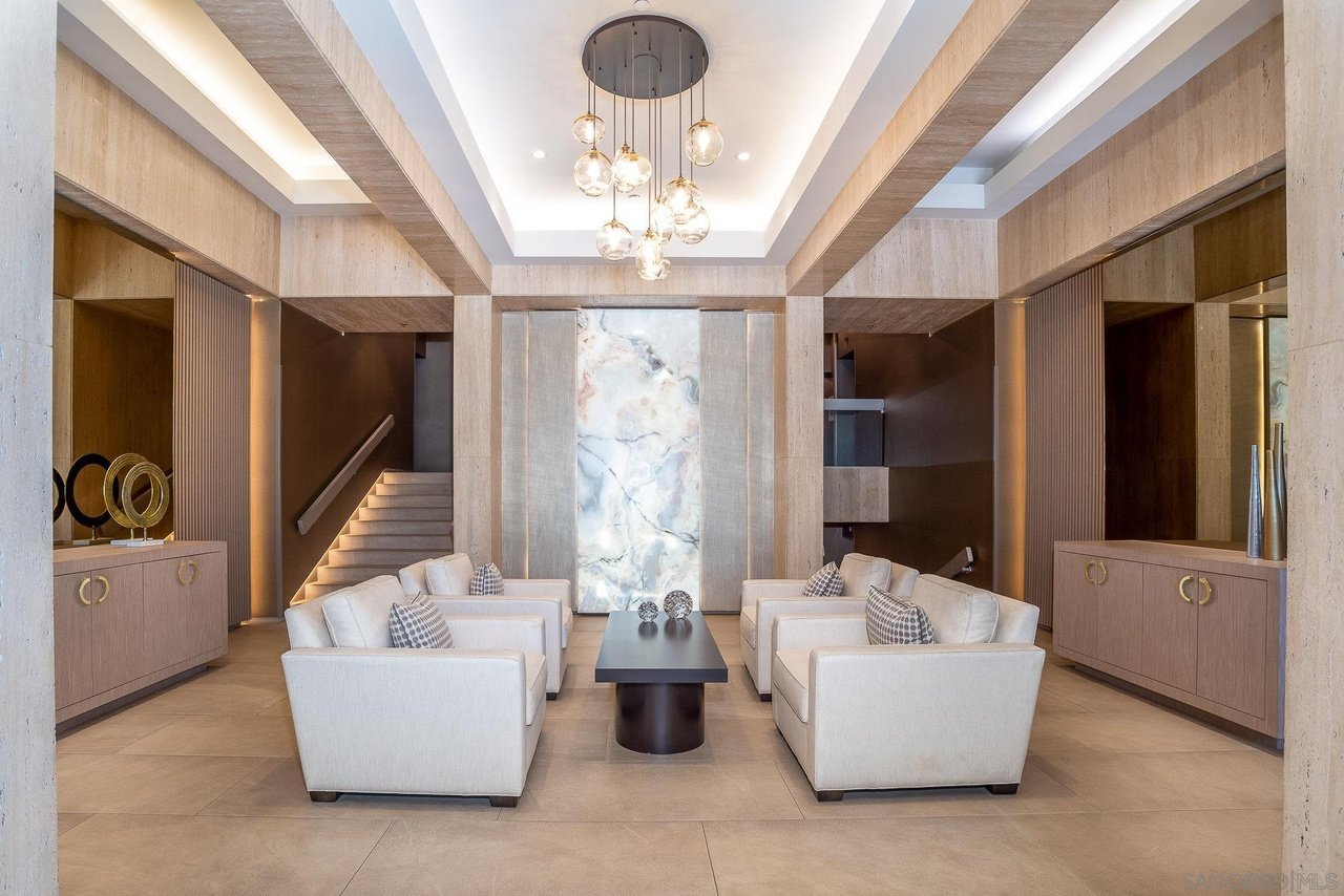 1810 Avenida Del Mundo #205