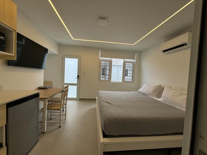 Beach House Apt 8 • King Studio w/ Kitchenette - Airbnb