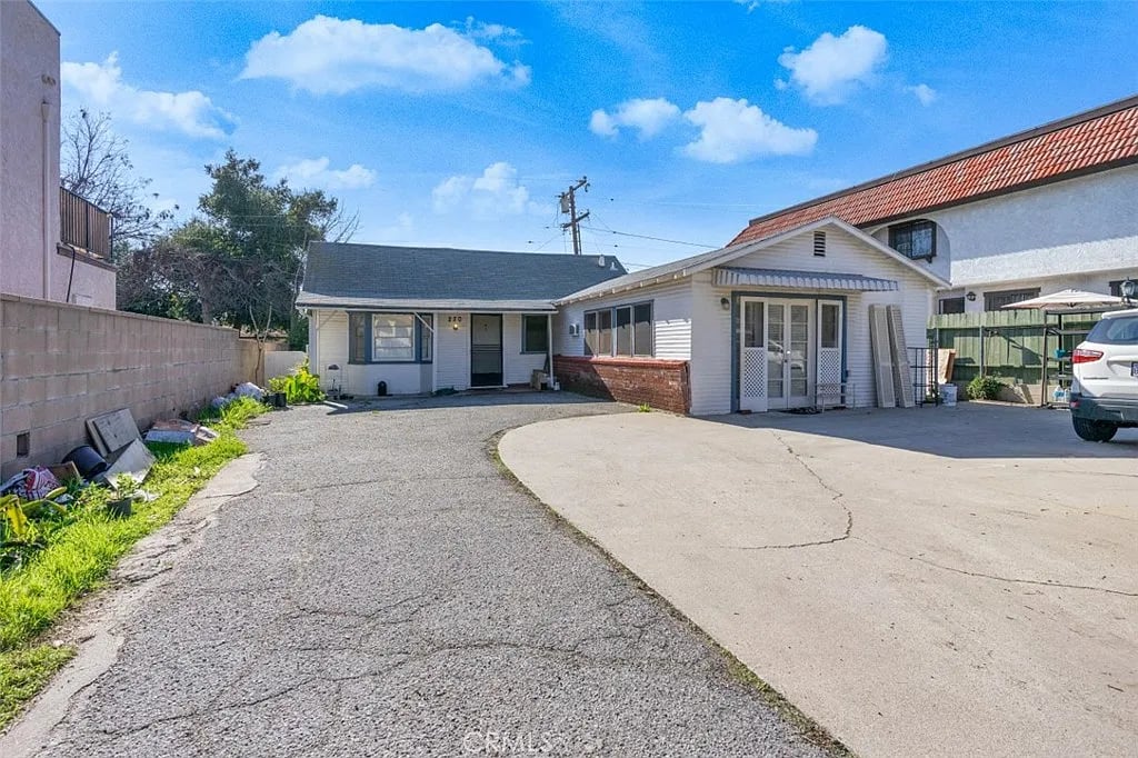 220 W Mission Rd