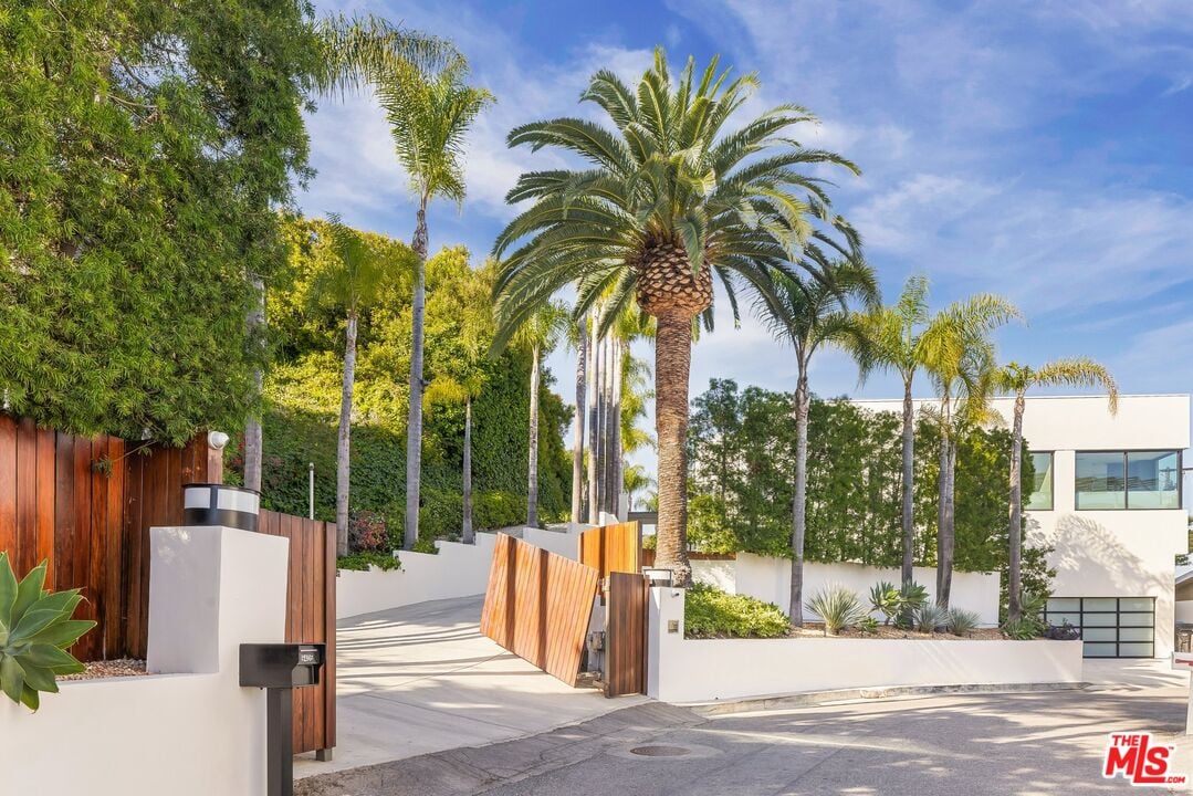 Monarch Crest, Sierra Mar Pl, 90069