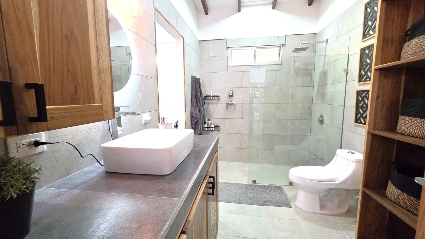 2 Bedroom Solar Home with Creek Frontage