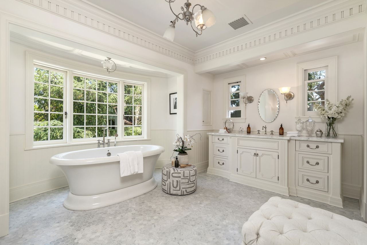 English Country Manor In Toluca Lake