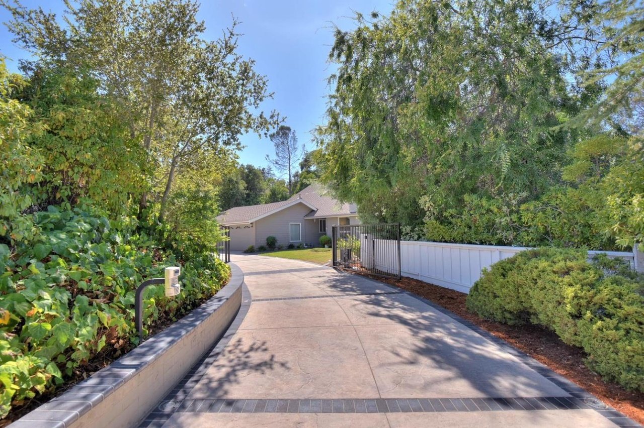 17634 Grosvenor Ct