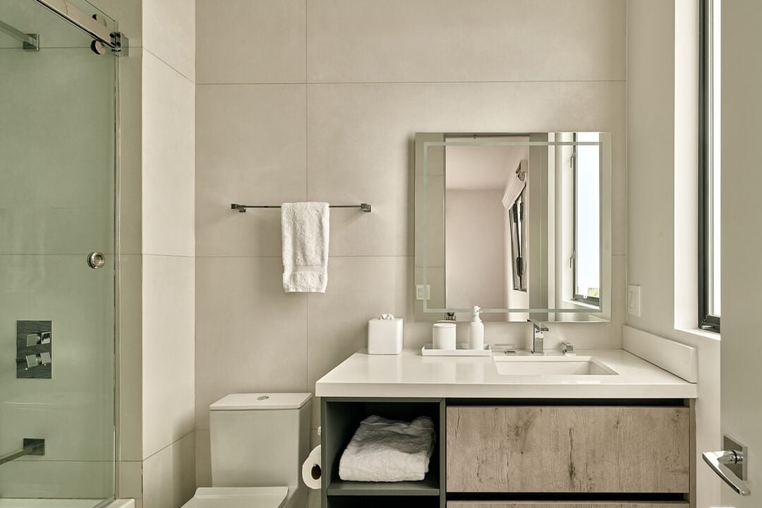 N Bowling Green Way, 90049