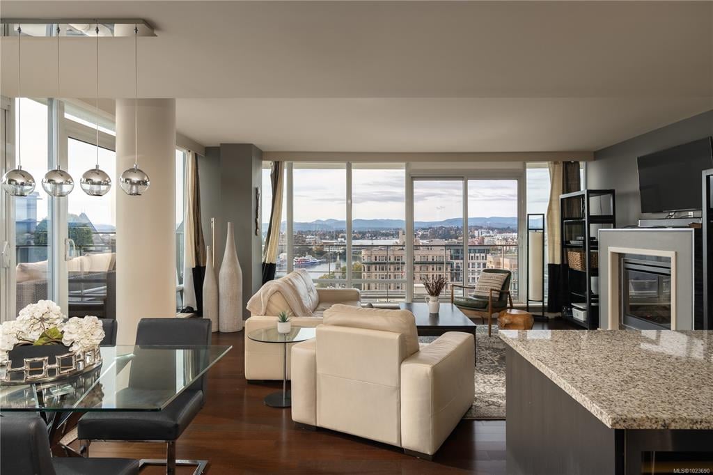 1406 - 707 Courtney St